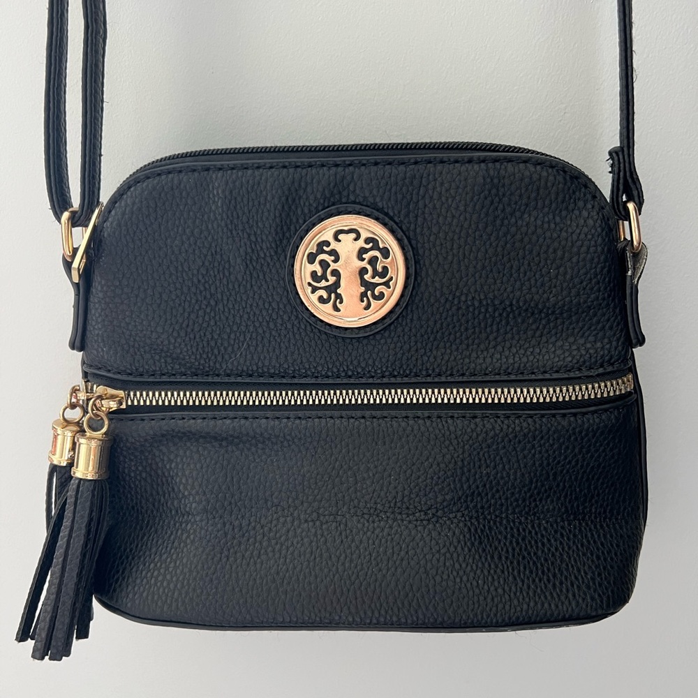 Chic black crossbody with adjustable straps and many pockets!